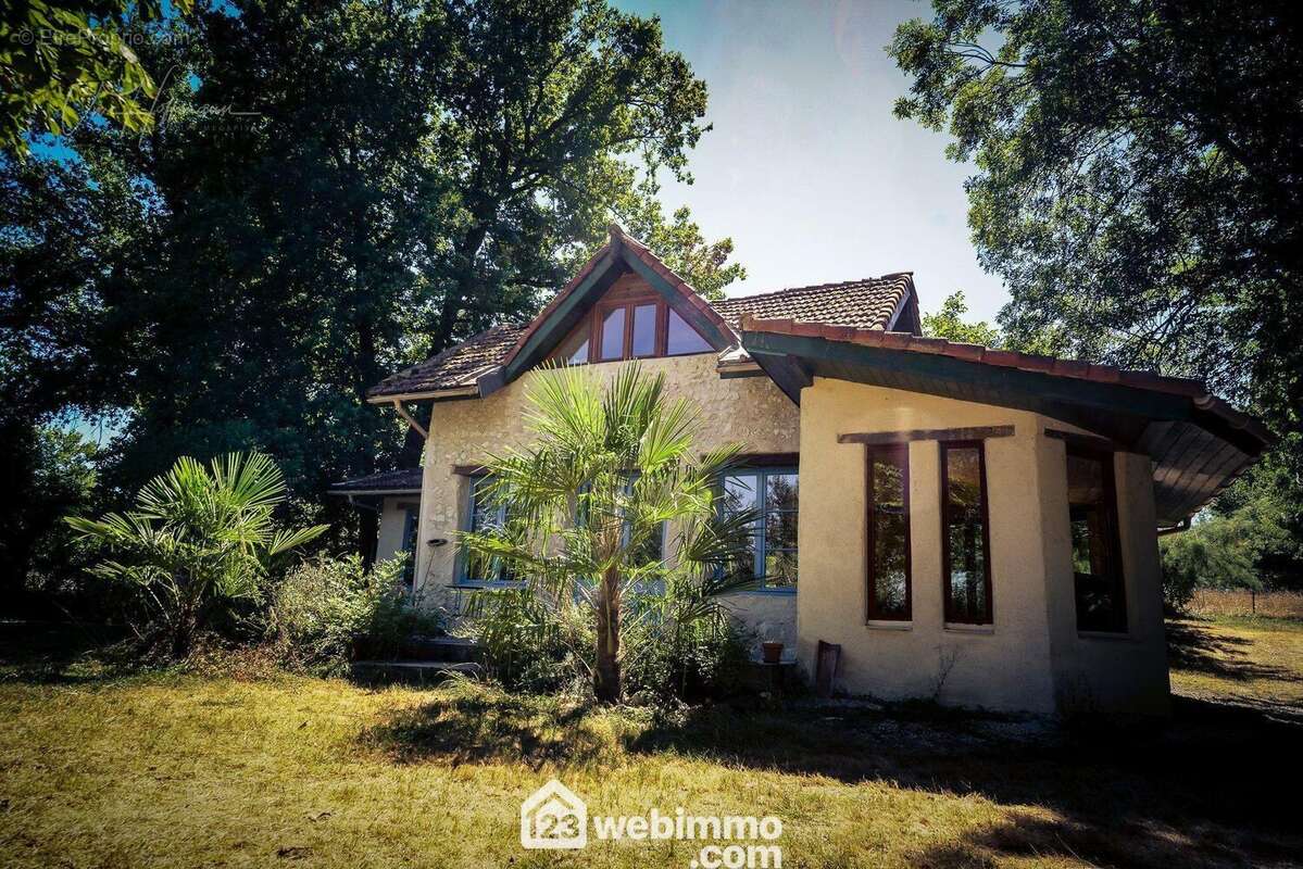 Maison à COURRENSAN