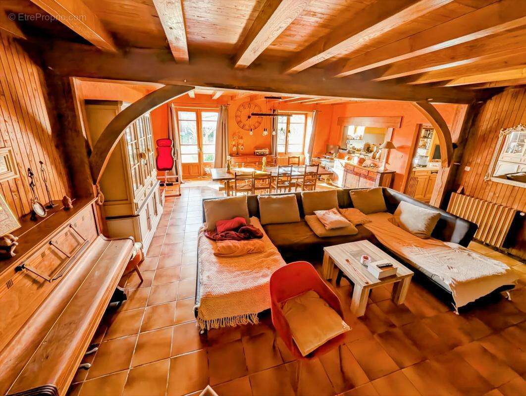 Maison à LES ADJOTS