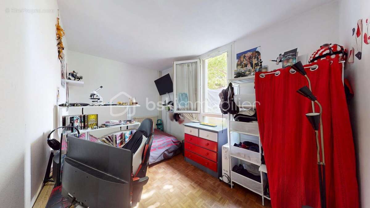 F4 en très bon état ! 3 chambres, loggia et espace extérieur !! - photo 12