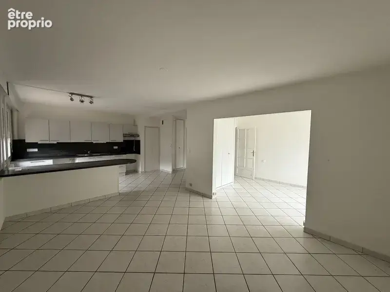 Saint-Claude, proche de la gare, Appartement Type 4 avec box voiture - photo 4
