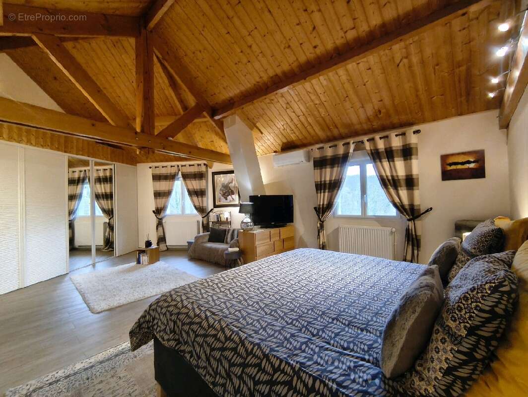 Maison à VALLANGOUJARD