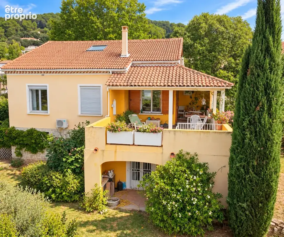 Carnoules - Belle villa familiale de 164 m2 avec piscine, garage sur 1320 m2 de terrain - photo 3