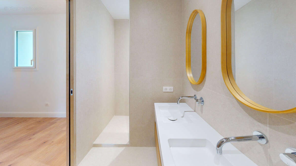 Maison à SAINT-CLEMENT-DE-RIVIERE