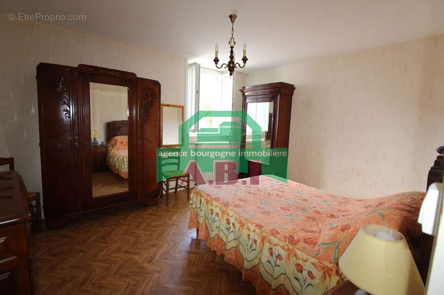 58,  Maison habitable de suite à rafraichir au gout du jour - de plain-pied sur 2345m2 de terrain. - photo 13