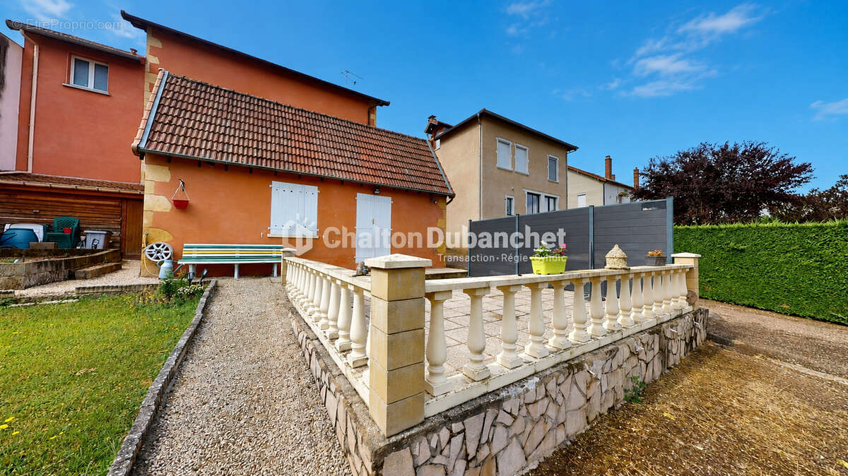 SAINT DENIS DE CABANNE (42) - Maison 6 pièces 175 m2 avec dépendances et terrain - photo 2