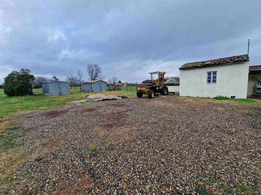 Garage et atelier attenant avec dépendances sur un terrain de 1036m2 - photo 4