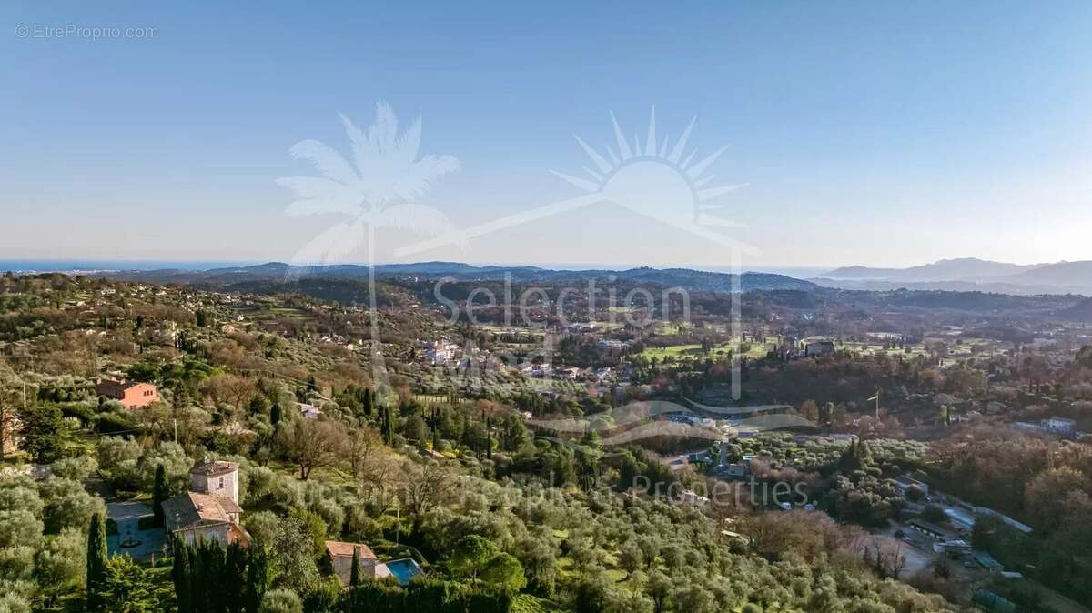 Maison à CHATEAUNEUF-GRASSE