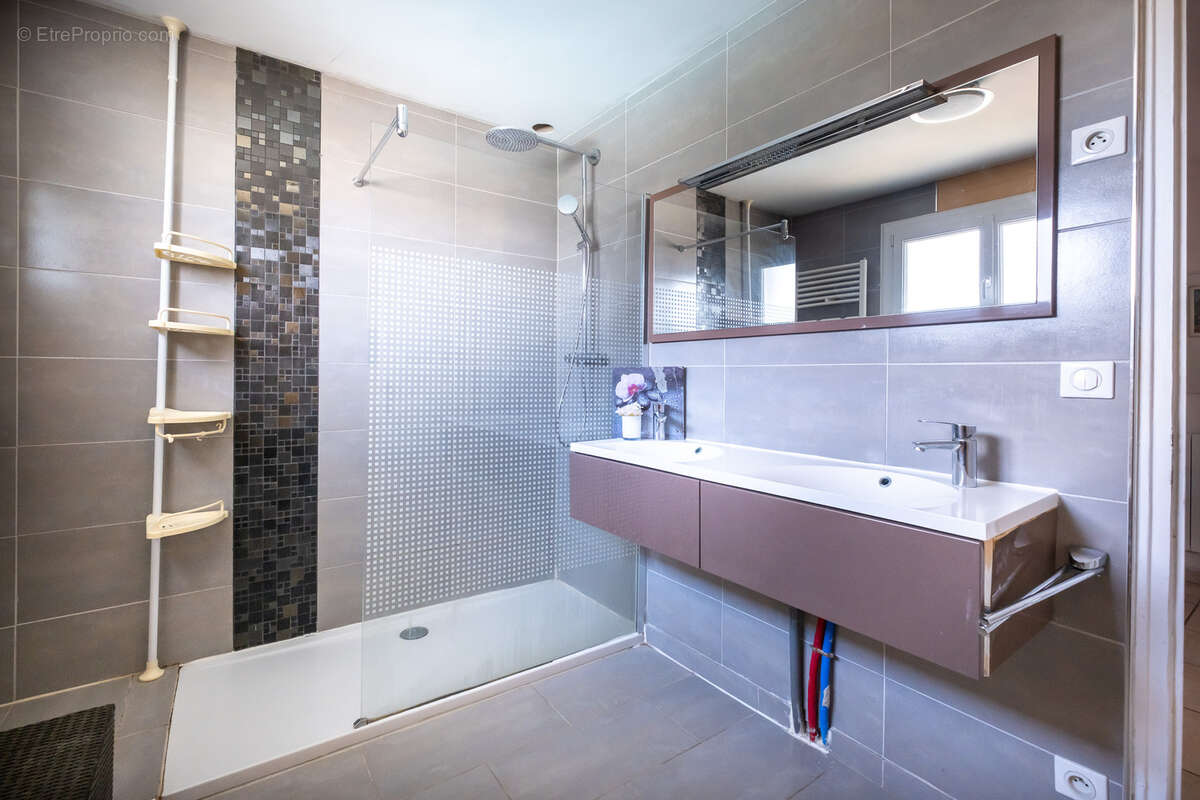 Maison à LA TOUR-DE-SALVAGNY