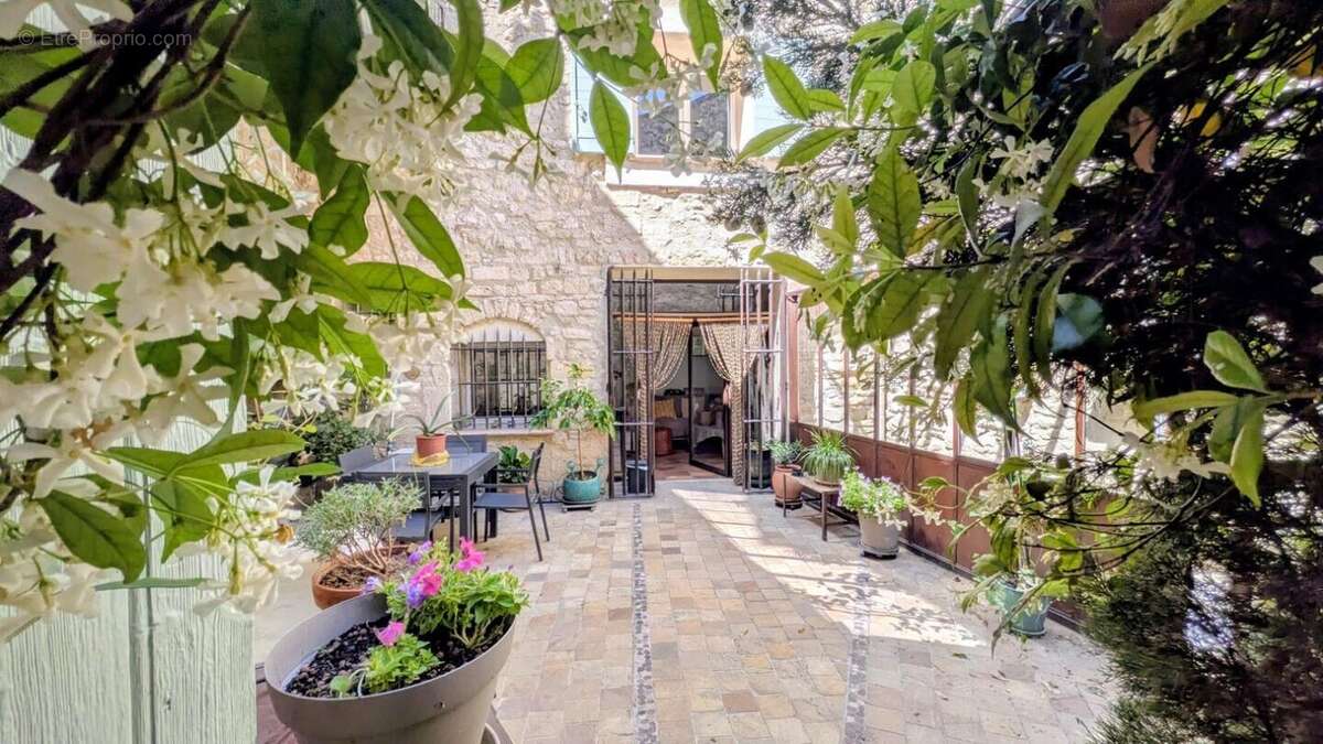 Maison à CUCURON