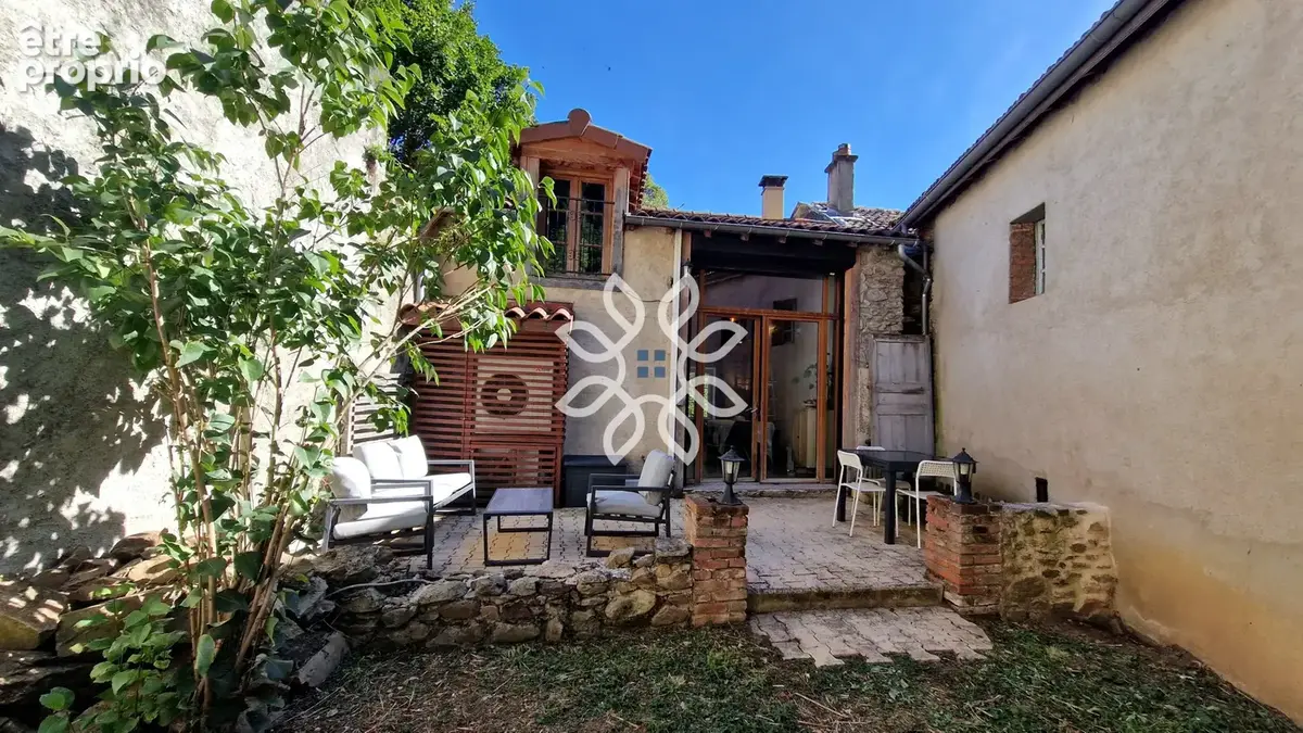 Maison de bourg avec terrasse, jardin et terrains - photo 2