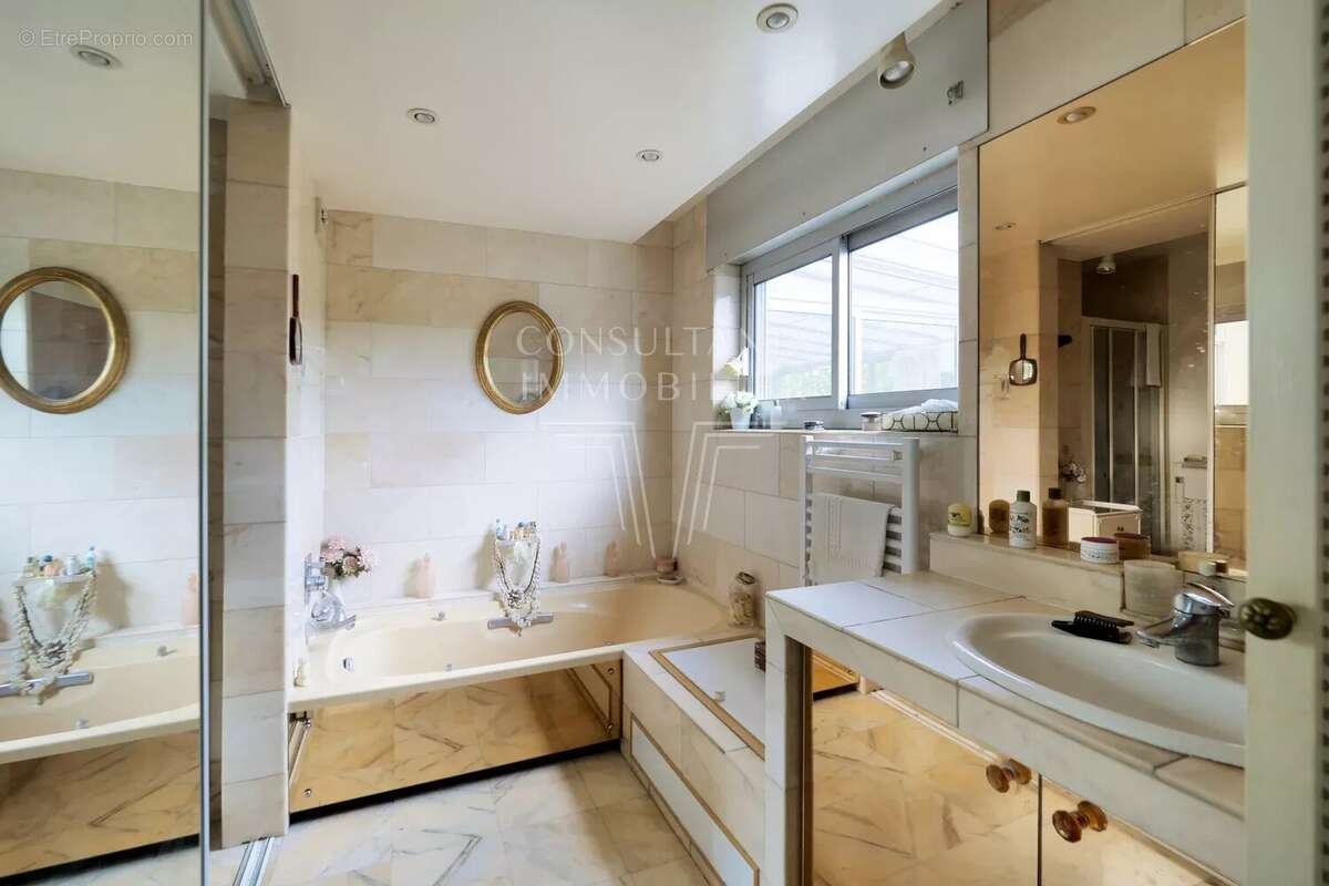 Appartement à NEUILLY-SUR-SEINE