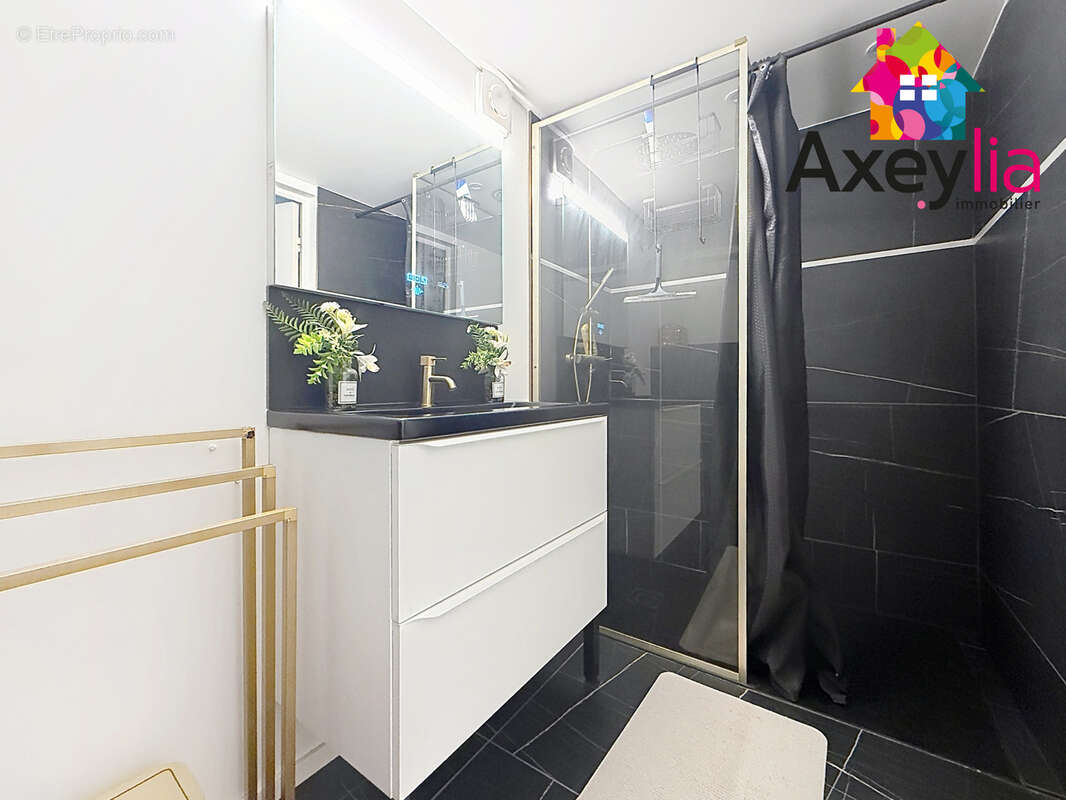 A vendre - riorges - propriété avec grande maison d'habitation, appartement indépendant, terrain et piscine - photo 13