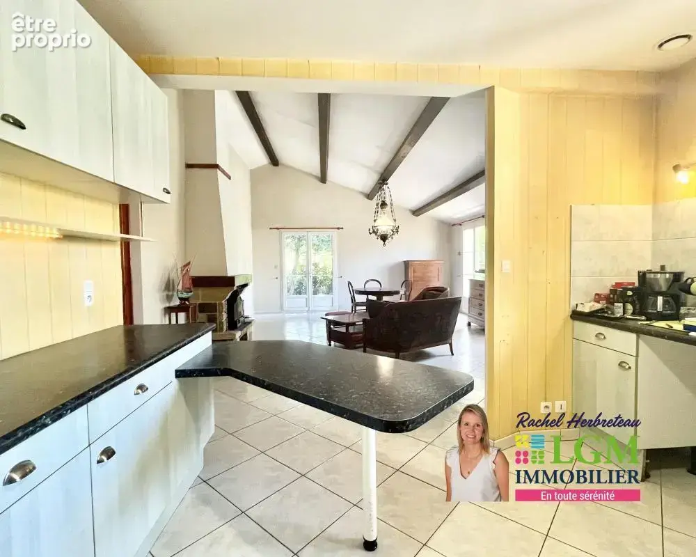 Maison À Vendre - Mouilleron le Captif- Maison familiale avec jardin arboré dans un lotissement calme - photo 7