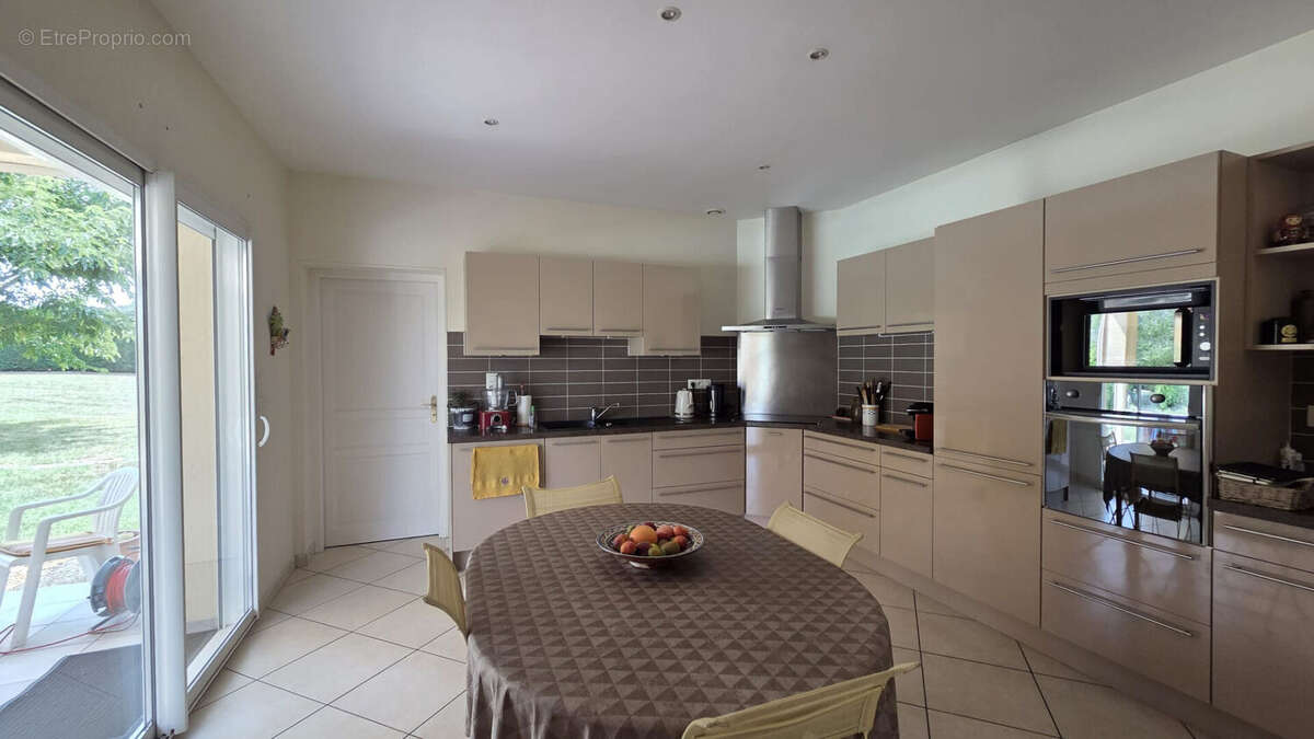 A vendre Maison Montauban , 5 chambres, piscine , jardin et double garage - photo 2