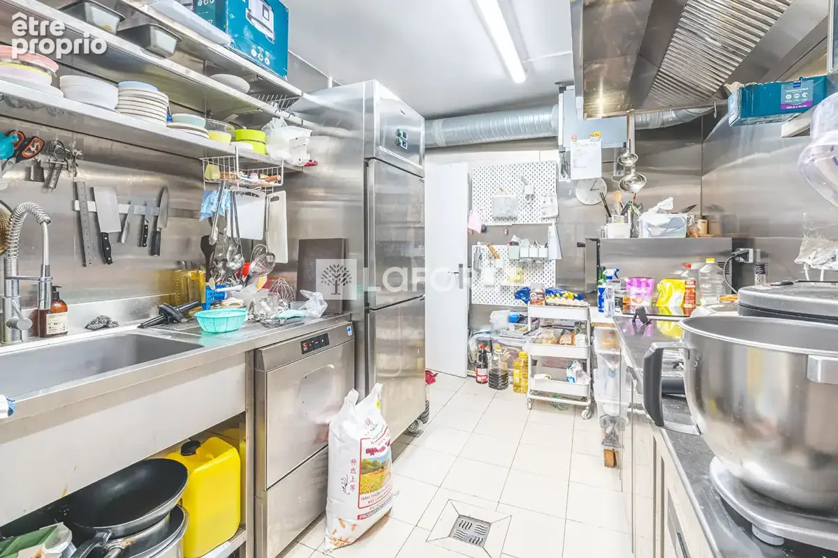 Proche rue du Commerce - Local commercial - Vendu libre - photo 3