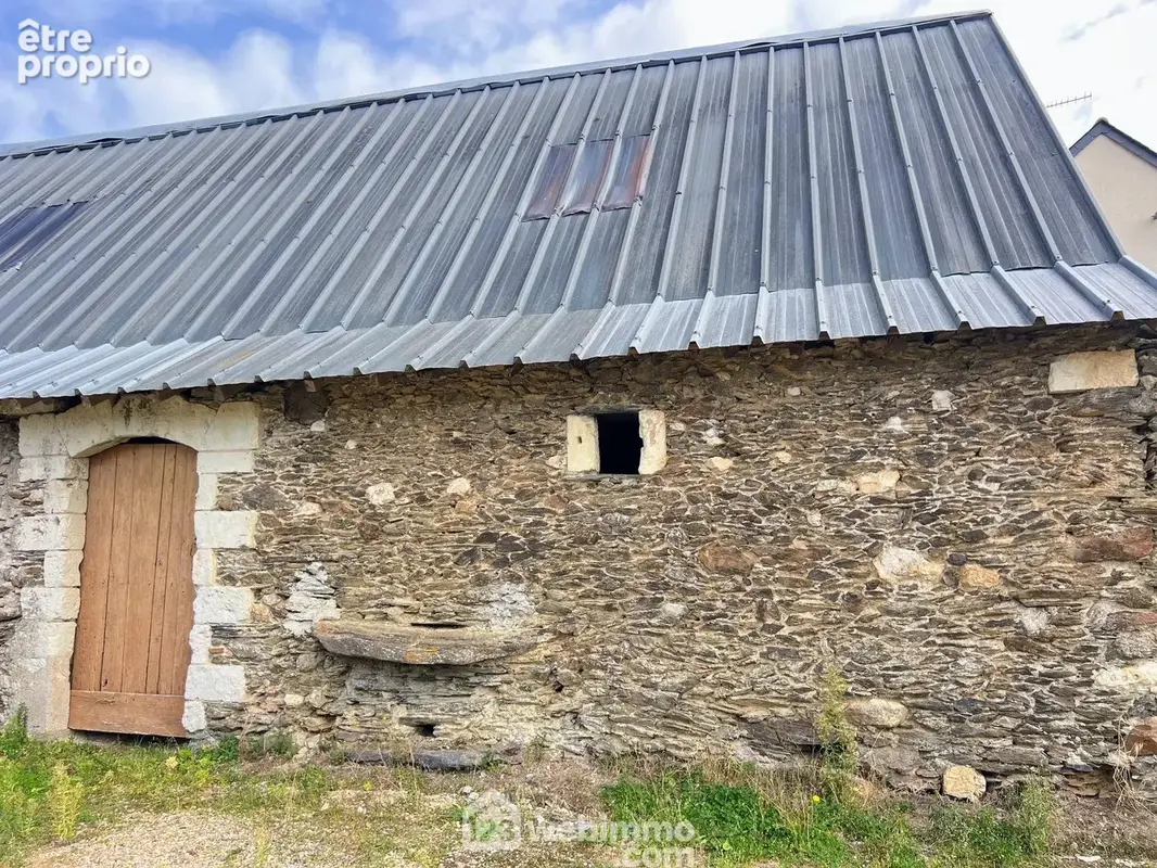 ... une bâtisse à restaurer...