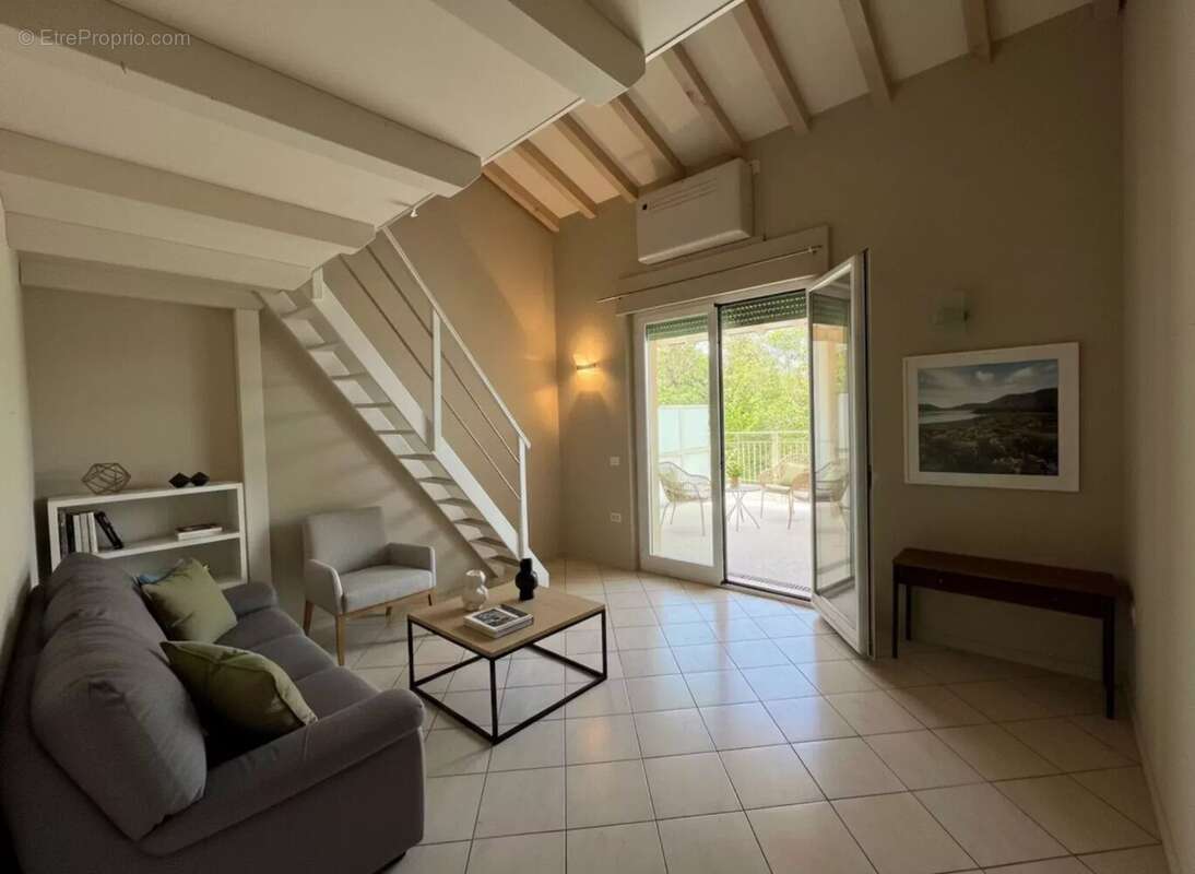 Appartement à EZE