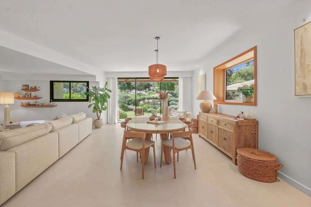 Le Cannet - Quartier résidentiel - Elégante villa de plain-pied avec jardin luxuriant , piscine. Calme absolu - photo 13