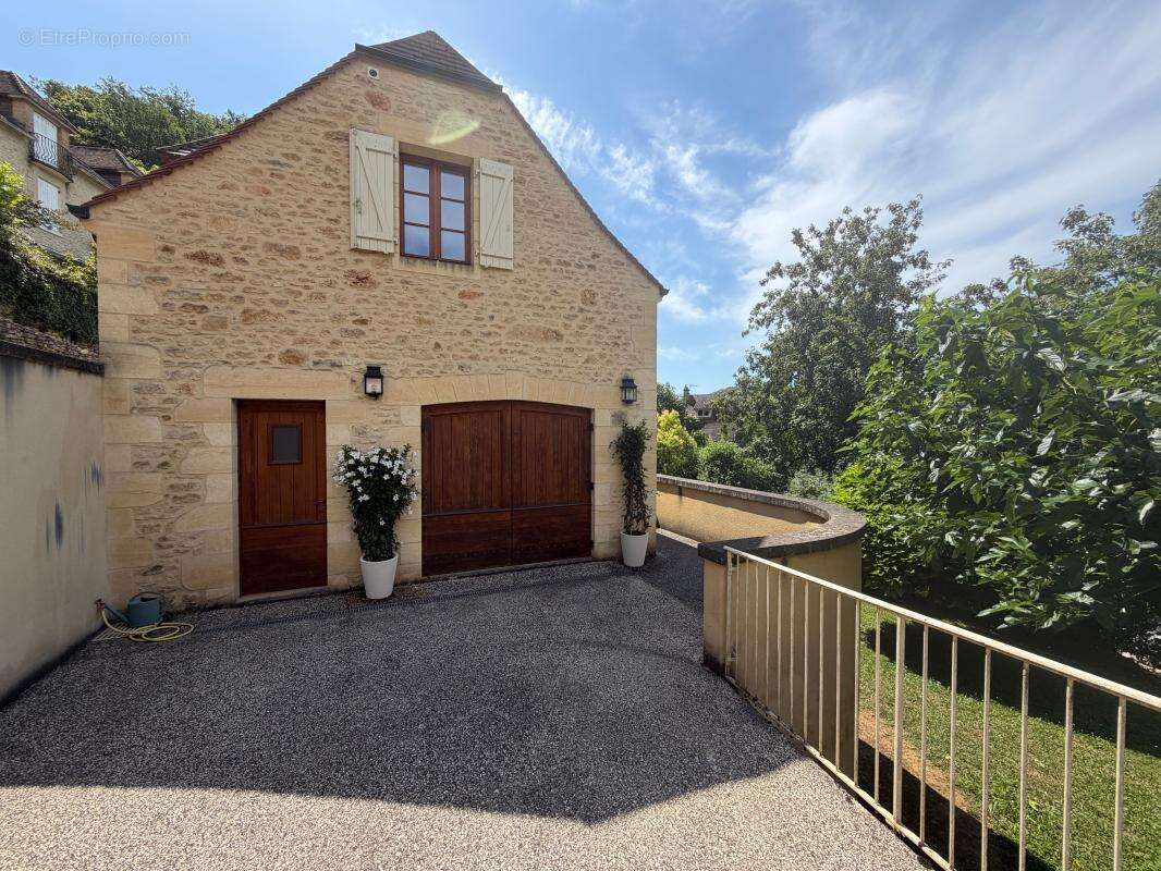 Maison de charme entièrement rénovée avec garage et jardin au cœur de La Roque-Gageac - photo 2