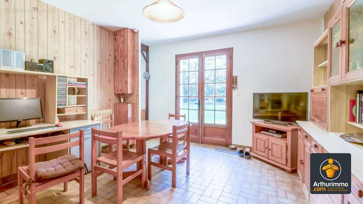 Propriété familiale de 170 m² sur terrain arboré de 3 000 m² avec piscine – Saint-Genis-Laval - photo 7