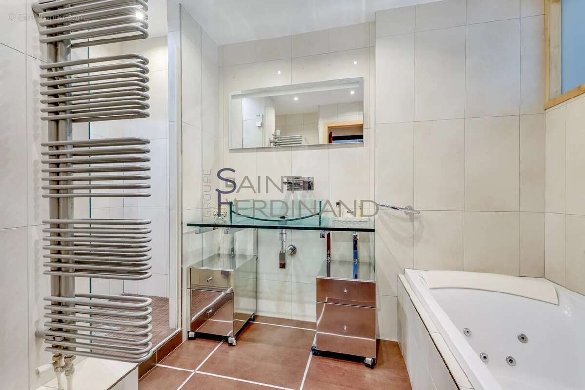 Appartement à NEUILLY-SUR-SEINE