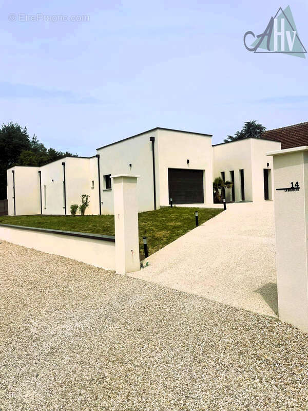 EXCLU - Proche SENS - Maison d'architecte récente de 180 m2 avec 4 chambres, piscine et garage. - photo 2