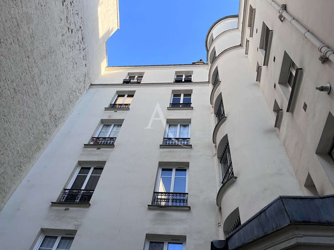 Grand studio avec cachet et fort potentiel en 2 pièces - photo 3