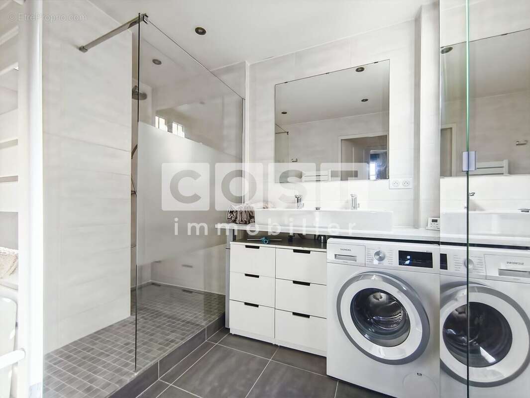 Appartement à COURBEVOIE