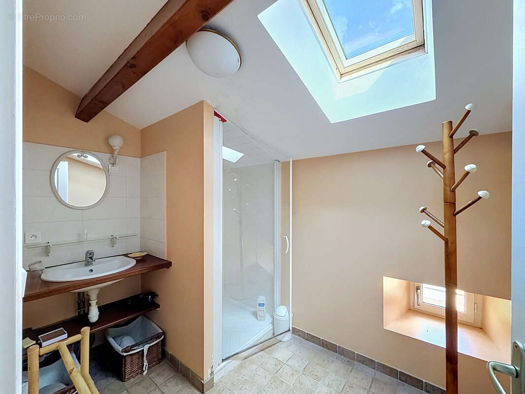 20KM gare TGV ANGOULEME : Ensemble immobilier charentais rénové avec maison principale, gîte et 6 000 m2 de te - photo 9