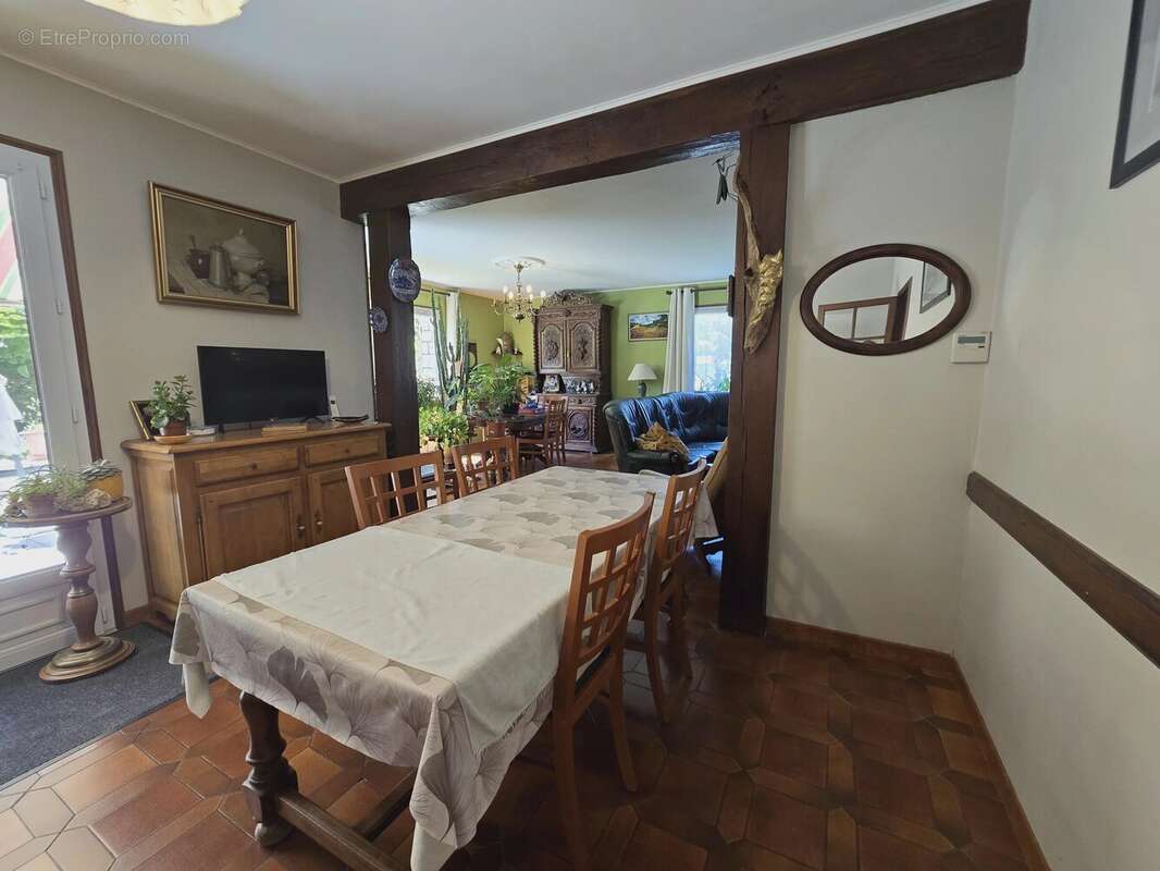Maison familiale spacieuse avec 4 chambres, un grand sous-sol et une piscine - photo 6