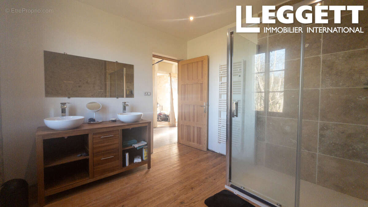 Maison à MONTMOREAU-SAINT-CYBARD