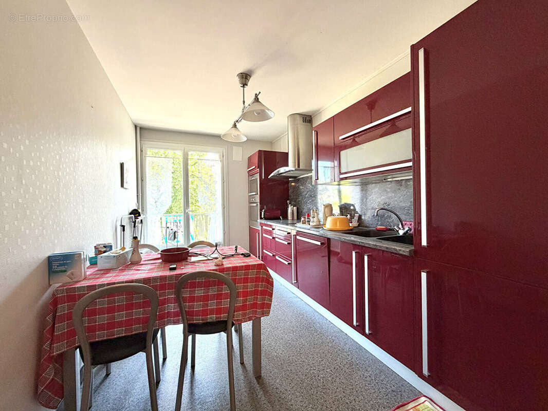 Appartement T4 de 83 m² avec garage et cave - À deux pas du Parc de l'Europe - Saint-Étienne - photo 4