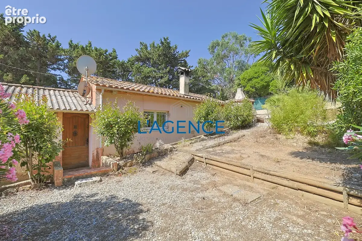 PROPRIETE GIENS 5000m2 deux maisons à 250m2 de la mer - photo 12