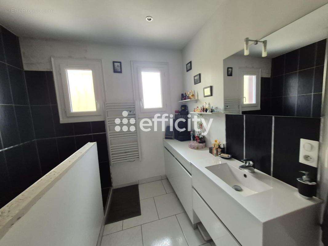 Maison à CHAILLAC-SUR-VIENNE