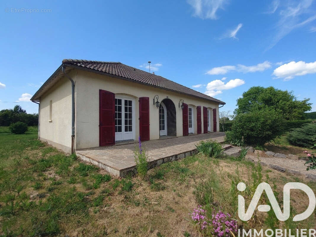 Maison 122 m² à Oradour-Fanais  - photo 2