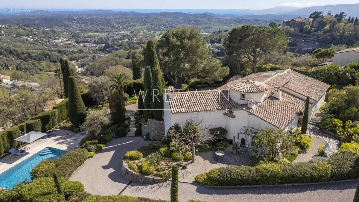 Maison à CHATEAUNEUF-GRASSE