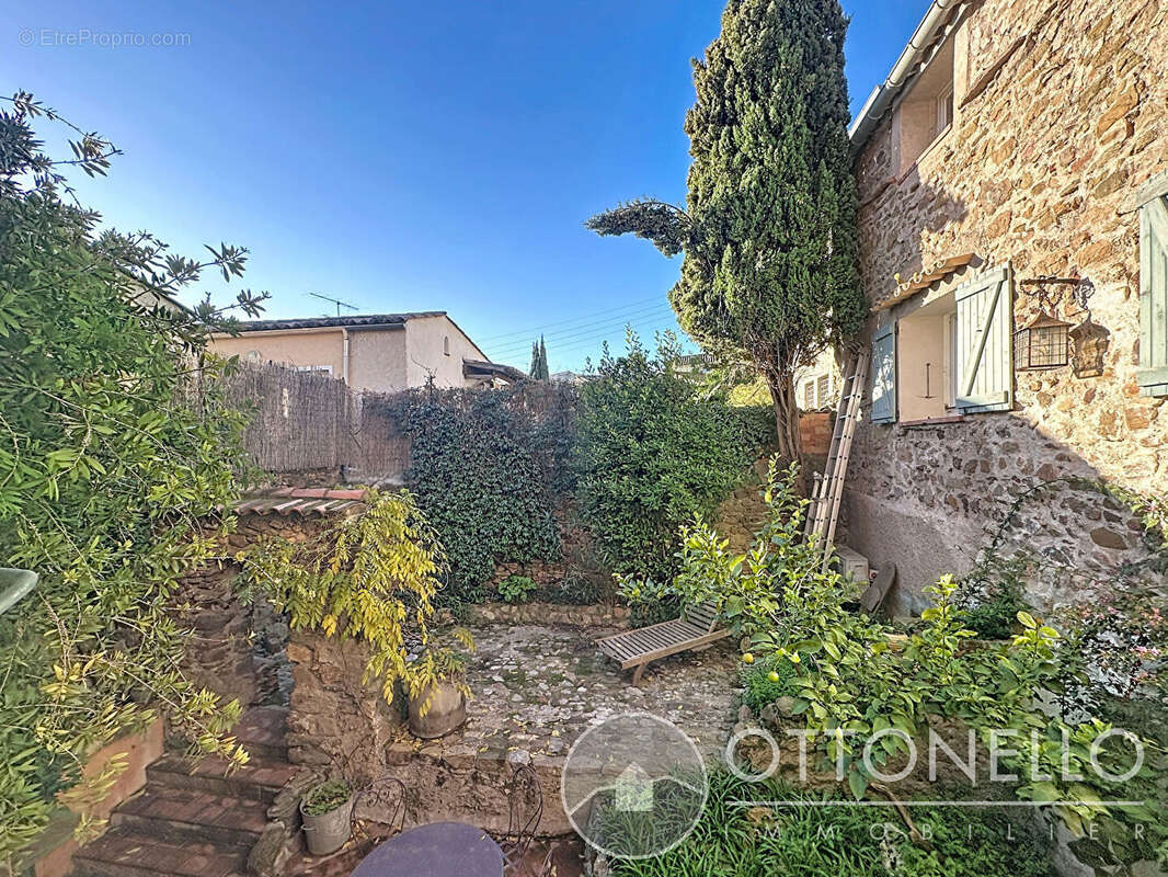 Maison de village 7 pièces de 191 m2 à Roquebrune-sur-Argens avec cour intérieure - photo 17