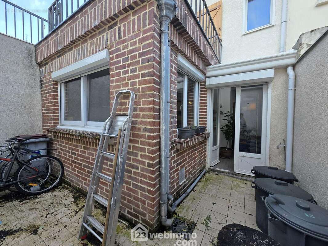 Avec un accès direct sur une cour privative à l?abri des regards - Maison à SAINT-QUENTIN