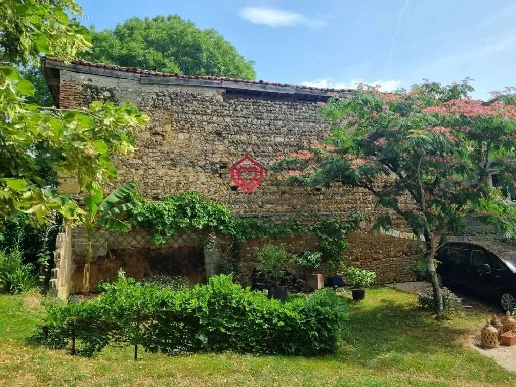 Maison urbaine spacieuse rénovée écologiquement avec dépendance et jardin - photo 12
