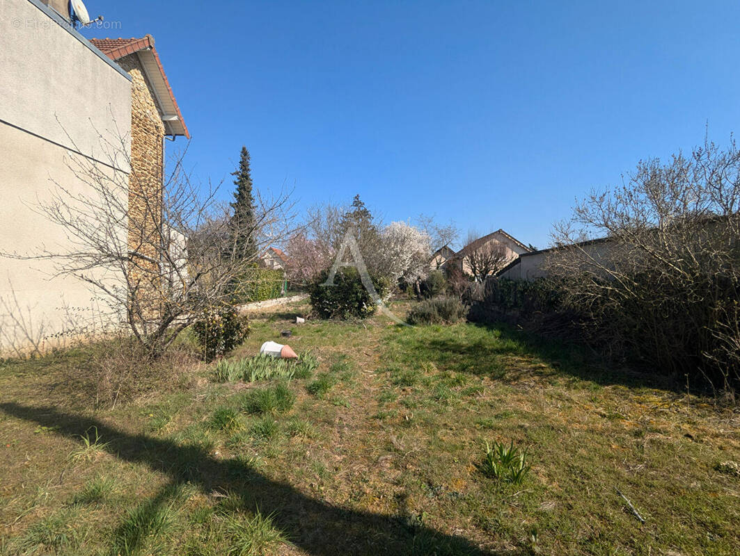 Terrain à VAIRES-SUR-MARNE