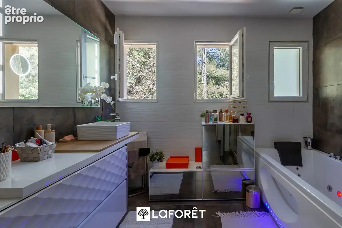 BANDOL - Magnifique villa de caractère avec piscine, cuisine d'été, vue dégagée et fort potentiel - photo 18
