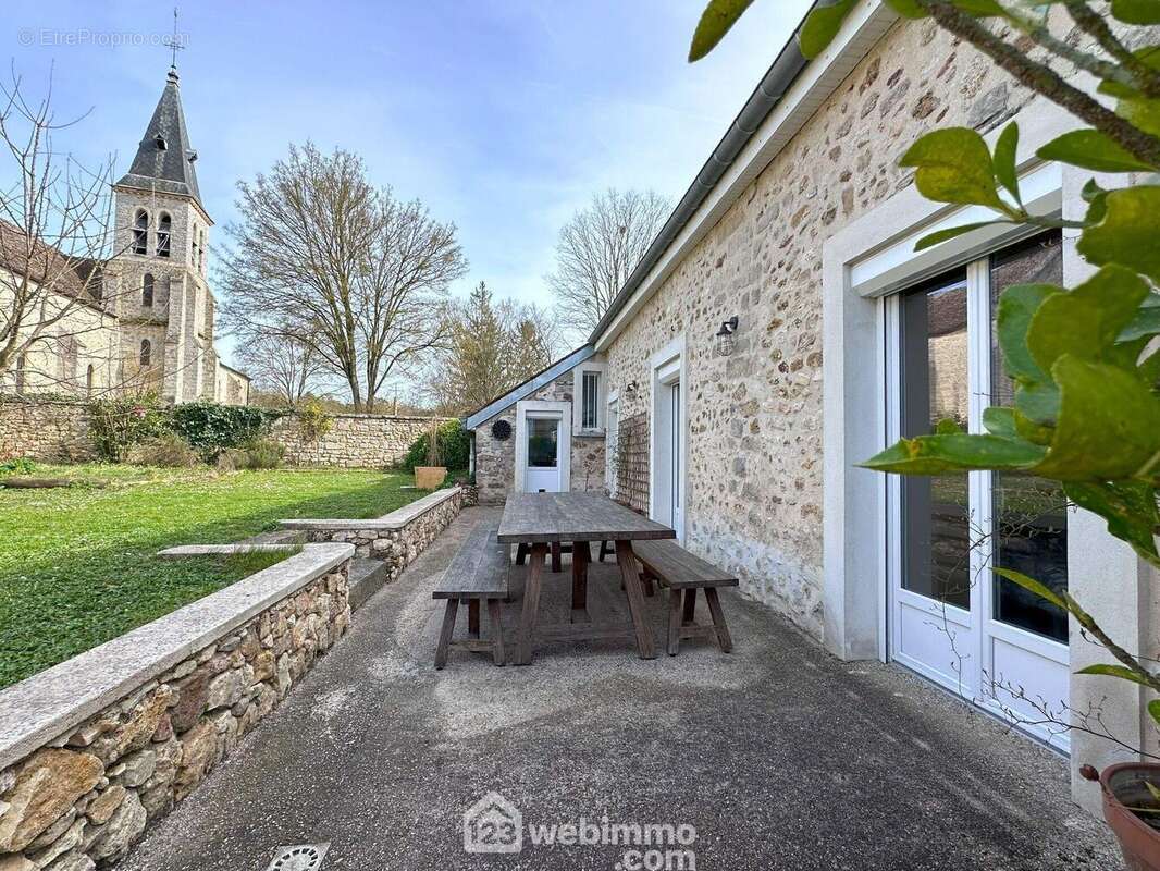 Au c½ur du village de Cély-en-Bière, au pied de l'église du village... - Maison à MILLY-LA-FORET