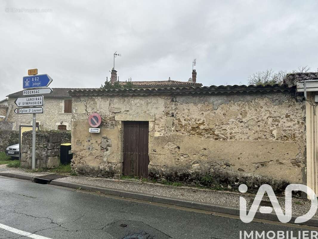 Photo 3 - Parking à ILLATS