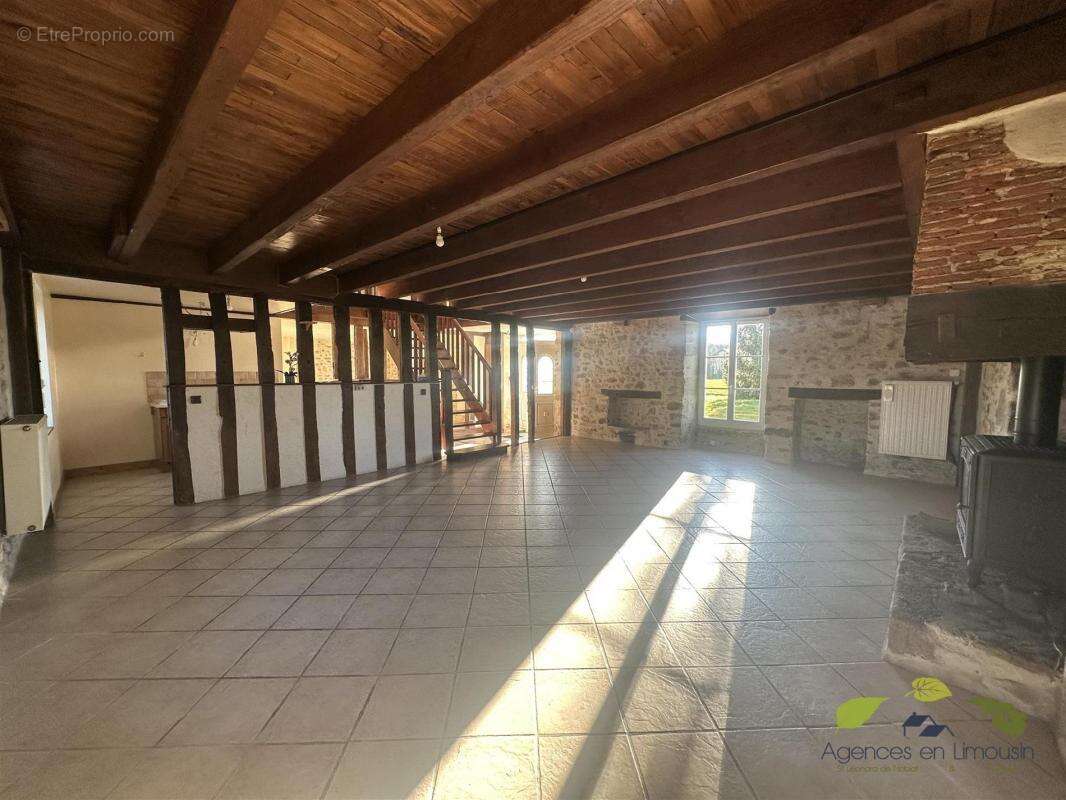 Maison à SAINT-LEONARD-DE-NOBLAT