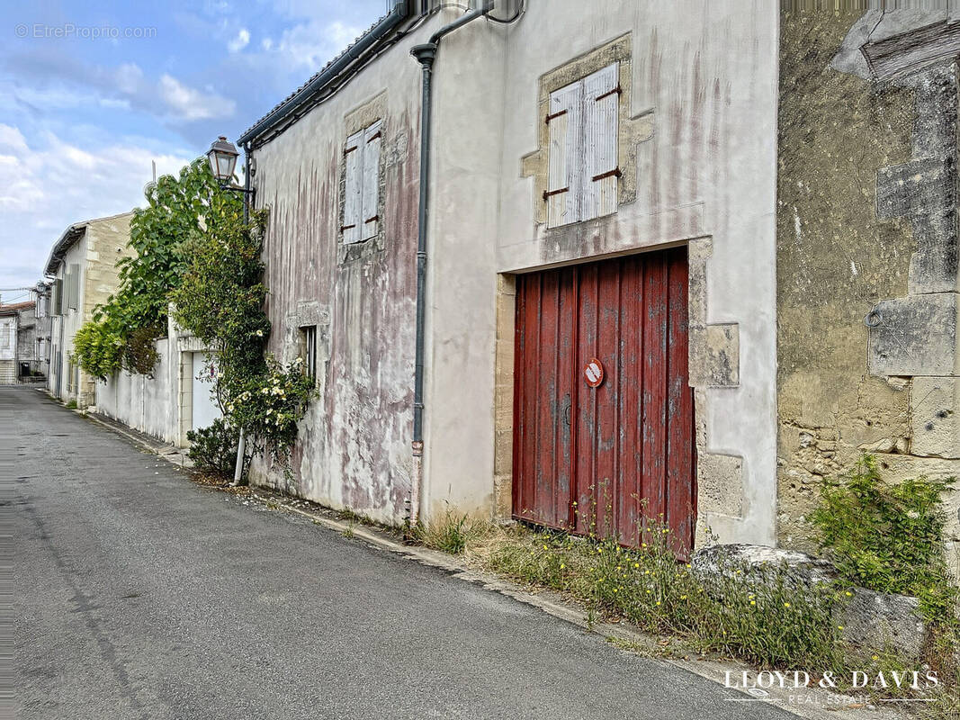 Parking à SAINT-SAUVANT