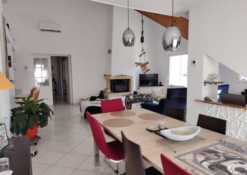Appartement à COLLONGES