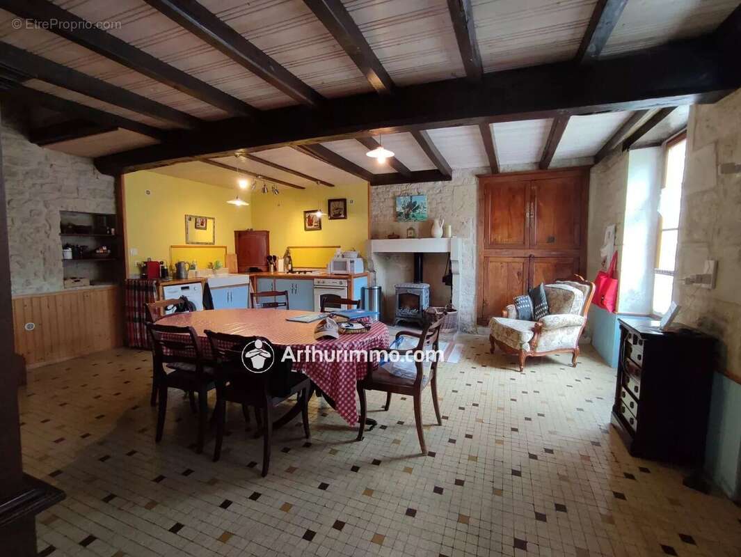 Maison à SAINT-GEORGES-DE-LONGUEPIERRE