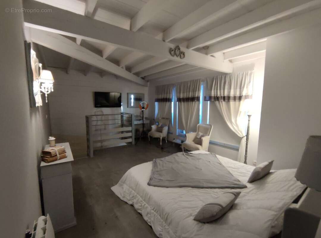 Belle demeure de 446 m² hab datant du 13ème et 17ème siécle avec nombreuses dépendances - photo 9