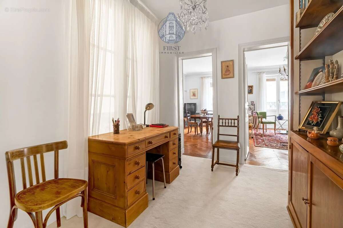 Appartement à PARIS-16E