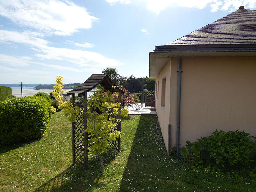 Maison à LOCQUIREC